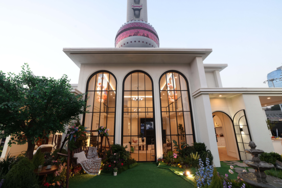 城市地标迎来爆款IP《恋与深空》把游戏家园“搬”进东方明珠(图1)